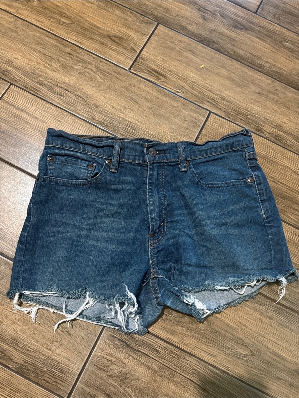 Women's Levi's 541 Denim 32 Cut Off Frayed Hem dark Vintage Wash Jean Shorts - Picture 3 of 7